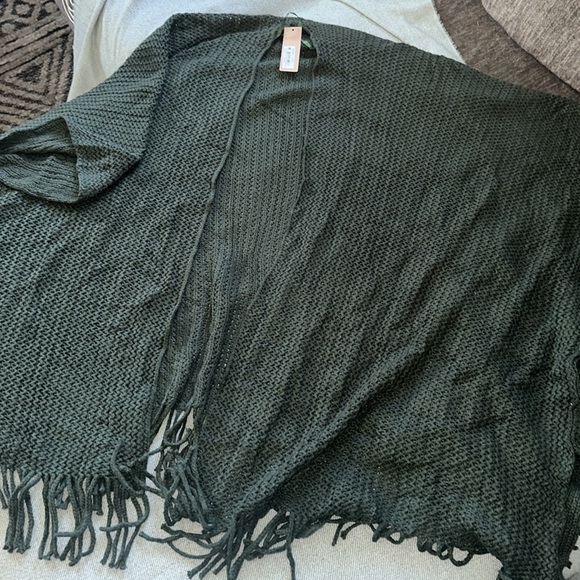 NWT  Steve Madden Fringed Knit Kimono/Cardigan - Picture 2 of 7